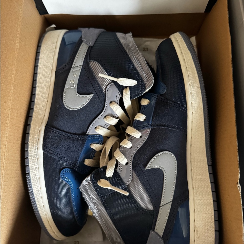 Jordan 1 Mid (6.5Y)